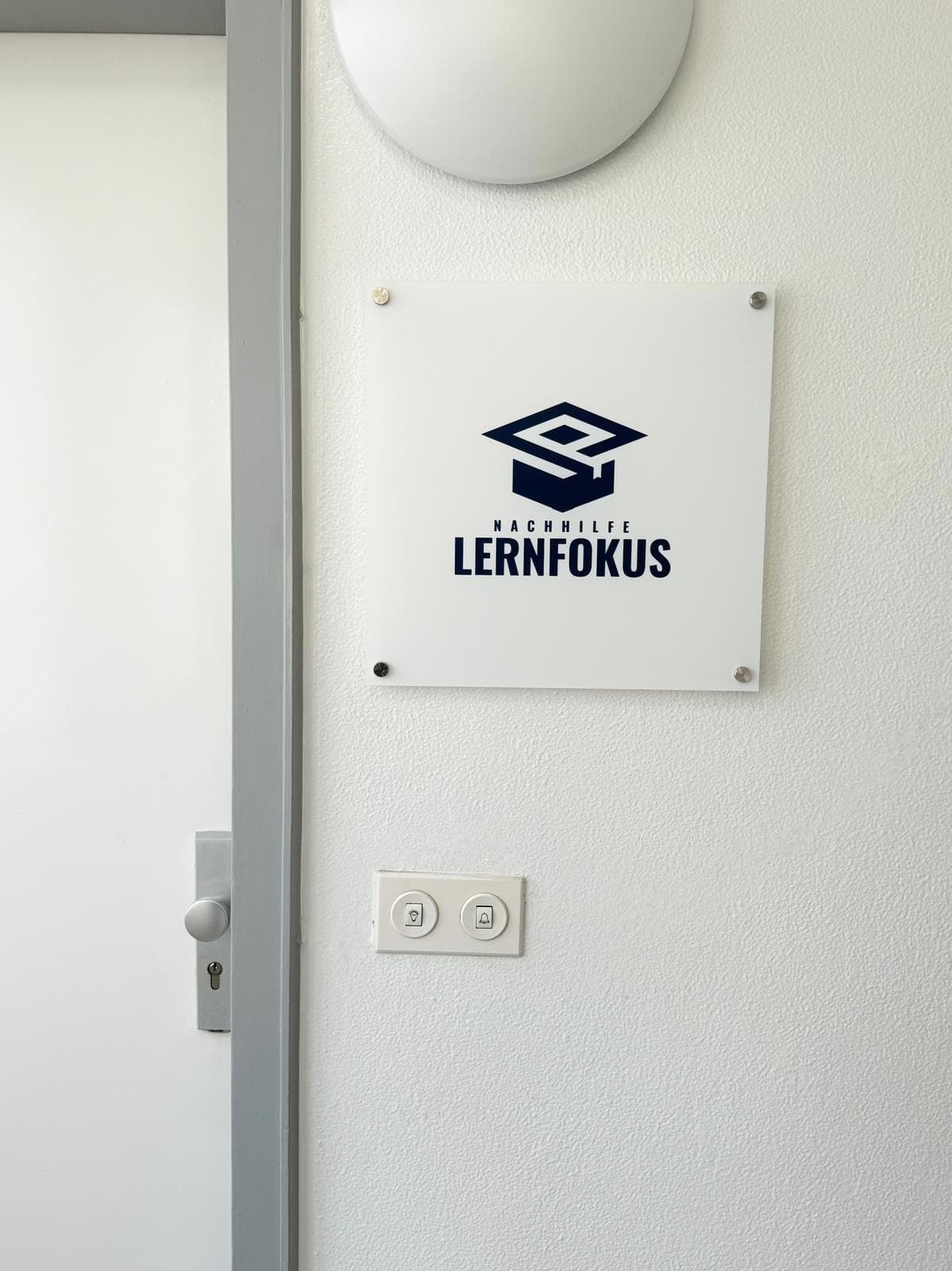 Eingangsschild des LernFokus Nachhilfeinstituts an der Rheinstraße 93 in Krefeld