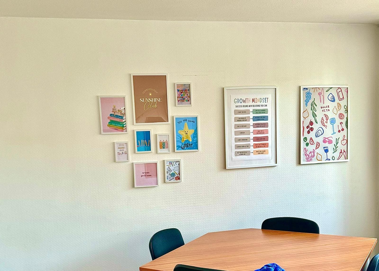 Gruppentisch und Lernposter im Unterrichtsraum des LernFokus Nachhilfeinstituts